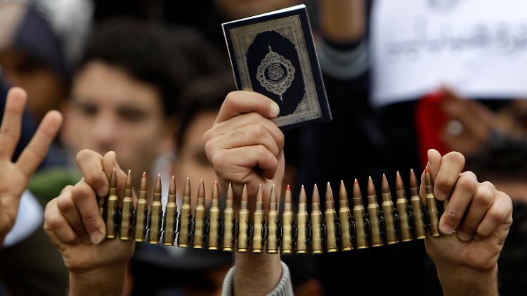 Mit Kugeln und Koran gegen Gaddafi.