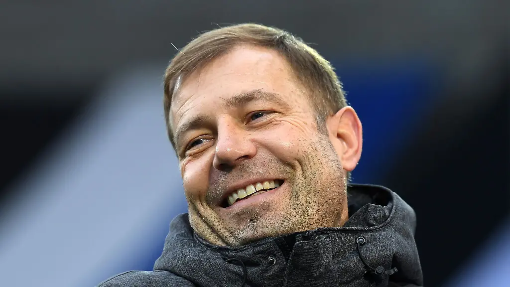 Hat-beim-FC-Schalke-04-einen-Vertrag-bis-2024-unterschrieben-Frank-Kramer