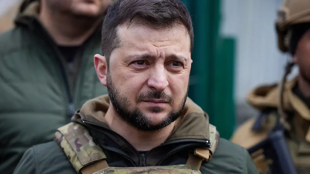 Ich-moechte-jedem-fuer-die-grosse-Sache-fuer-Ihren-Dienst-dafuer-danken-dass-Sie-uns-alle-unseren-Staat-verteidigen-sagte-Selenskyj-und-verlieh-Orden-an-Soldaten