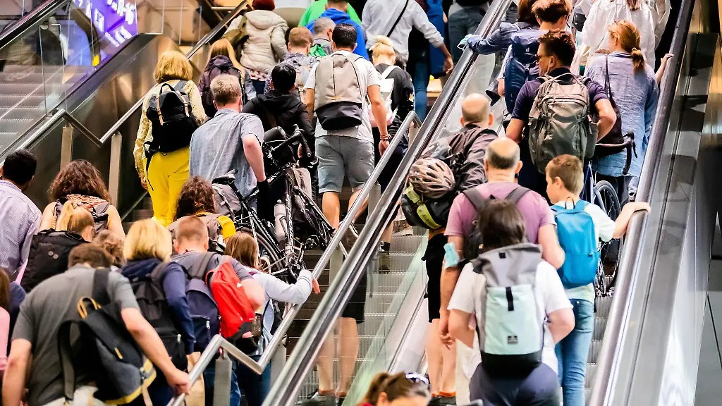 Fahrgaeste-am-Bahnhof