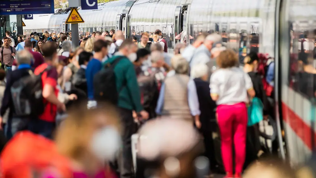 Fahrgaeste-steigen-in-einen-Zug