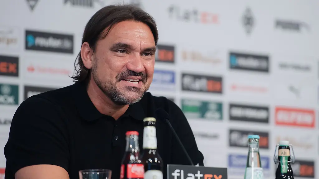 Daniel-Farke-wird-bei-einer-Pressekonferenz-von-Borussia-Moenchengladbach-als-neuer-Trainer-vorgestellt