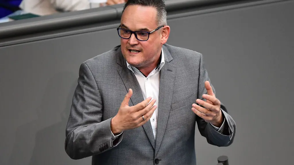 Martin-Reichardt-AfD-Mitglied-des-Deutschen-Bundestages-spricht
