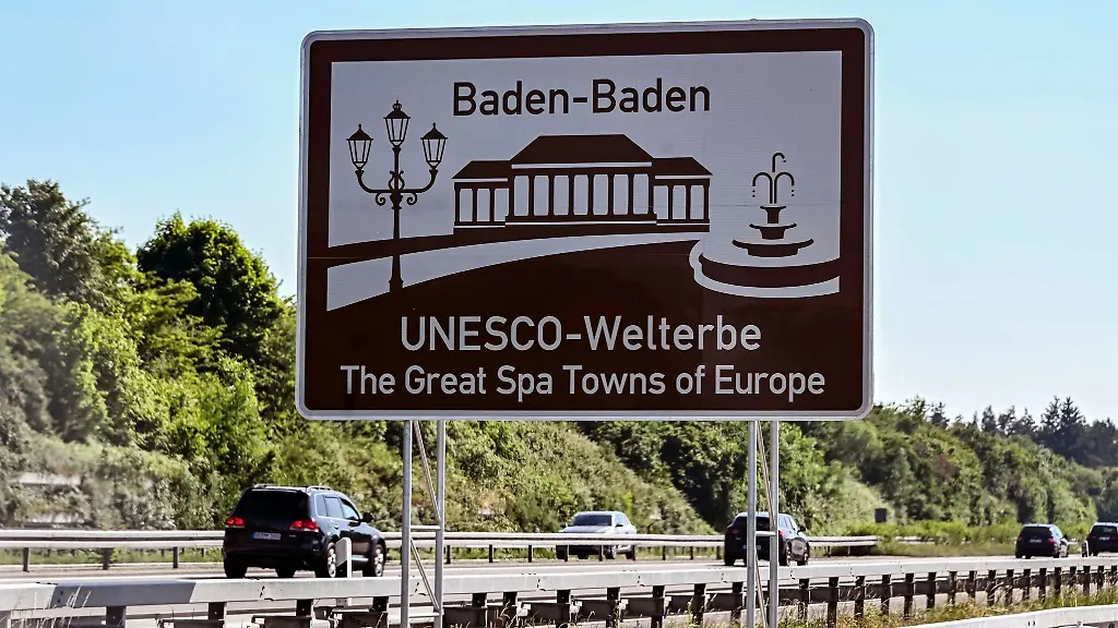 Eine-Infotafel-angebracht-auf-der-steht-Baden-Baden-UNESCO-Welterbe-The-Great-Spa-Towns-of-Europe