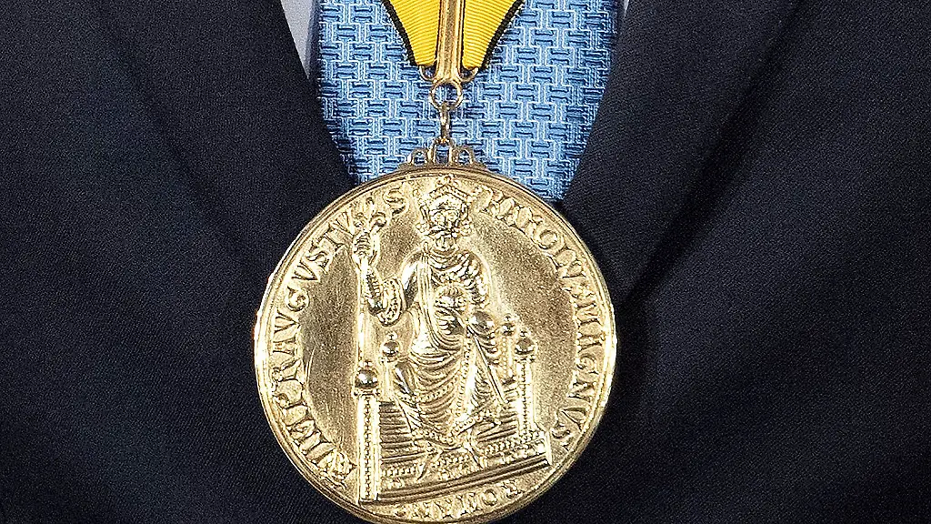 Klaus-Iohannis-Praesident-von-Rumaenien-steht-nachdem-ihm-der-Karlspreis-verliehen-worden-ist-auf-der-Buehne