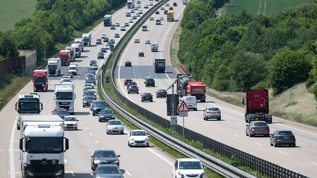 Zahlreiche-Autos-und-LKW-fahren-auf-der-Autobahn-4