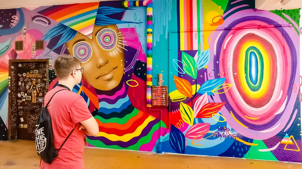 Ein-Mann-betrachtet-den-Beitrag-der-brasilianischen-Kuenstlerin-Marie-Pavanelli-zur-Ausstellung-Millerntor-Gallery