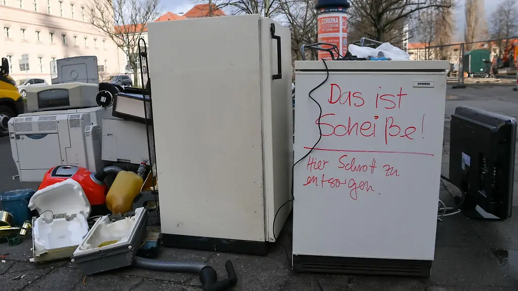 Das-ist-Scheisse-Hier-Schrott-zu-entsorgen-wurde-auf-einem-Kuehlschrank-geschrieben