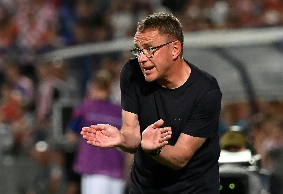 Oesterreichs-Trainer-Ralf-Rangnick-gibt-seinen-Spielern-Anweisungen-waehrend-der-Partie-gegen-Kroatien