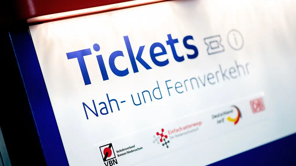 Ein-Ticketautomat-fuer-Fahrkarten-im-Nah-und-Fernverkehr-steht-im-Hauptbahnhof