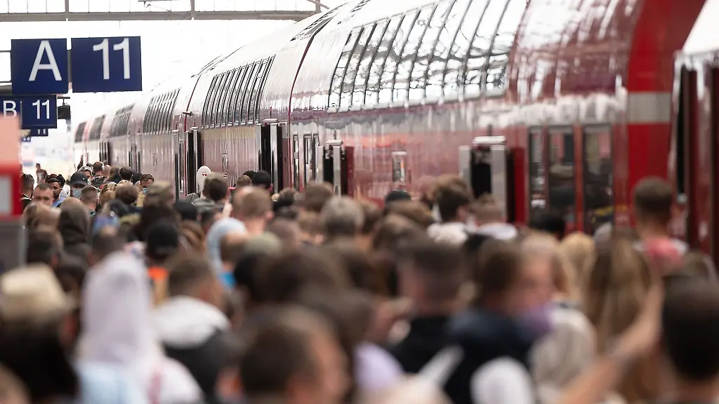 Fahrgaeste-stehen-dicht-gedraengt-am-Frankfurter-Hauptbahnhof-an-einer-Regionalbahn