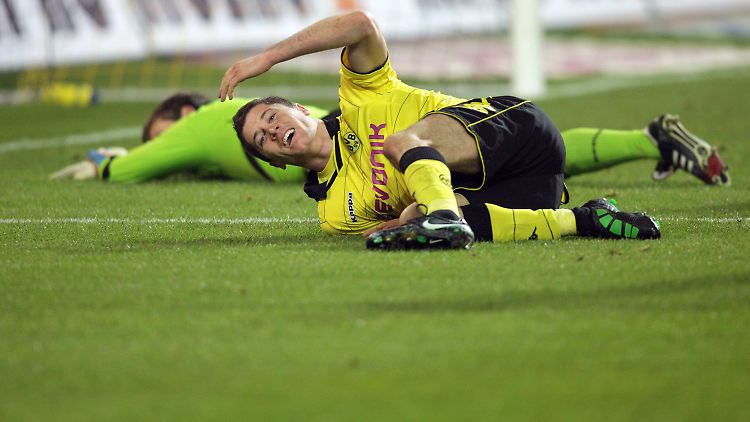 Hier scheitert Torschütze Lewandowski am Kölner Torhüter Rensing.