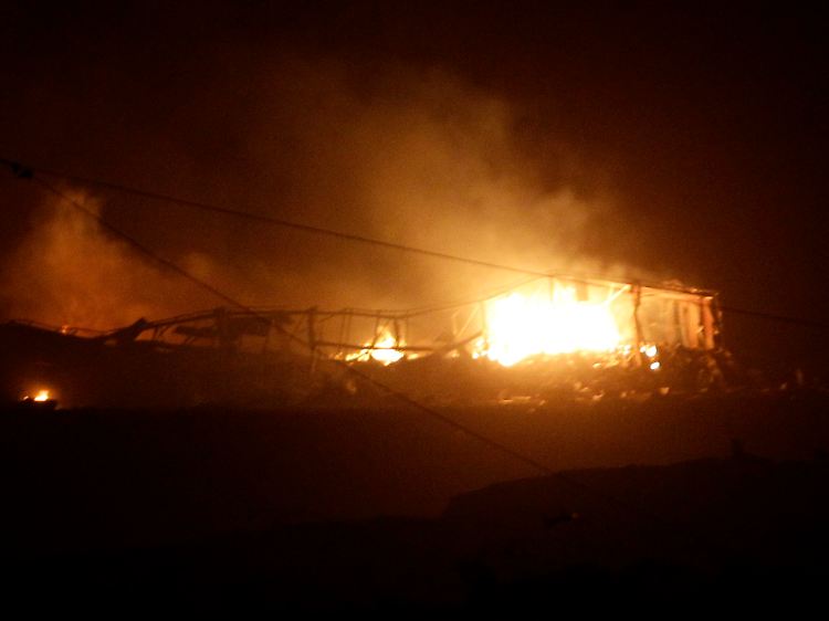 Eine Militäranlage in Bengasi brennt nach einer Explosion.