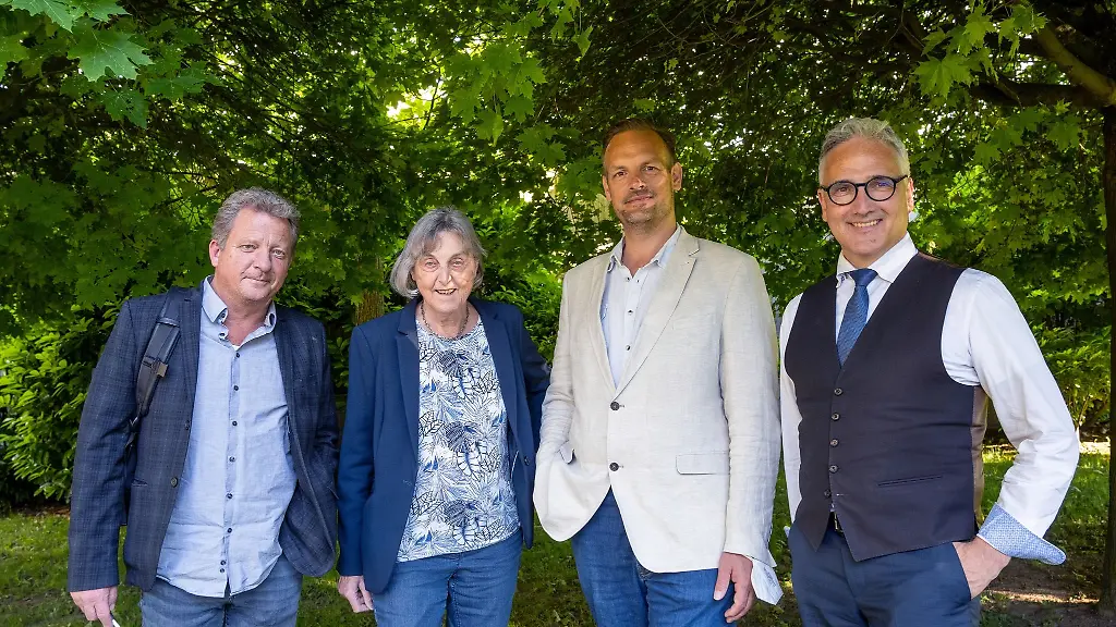 Der-neu-gewaehlte-Vorstand-bestehend-aus-Christian-Geulen-l-r-Hedwig-Bruechert-Leif-Scheuermann-und-Michael-Sprenger-trifft-sich-in-der-Akademie-der-Wissenschaften-und-der-Literatur-in-Mainz