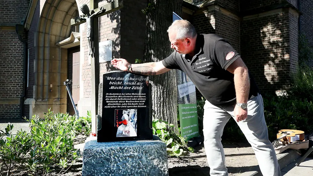 Missbrauchsopfer-Markus-Elstner-enthuellet-einen-Gedenkstein-vor-der-St-Cyriakus-Kirche-in-Bottrop