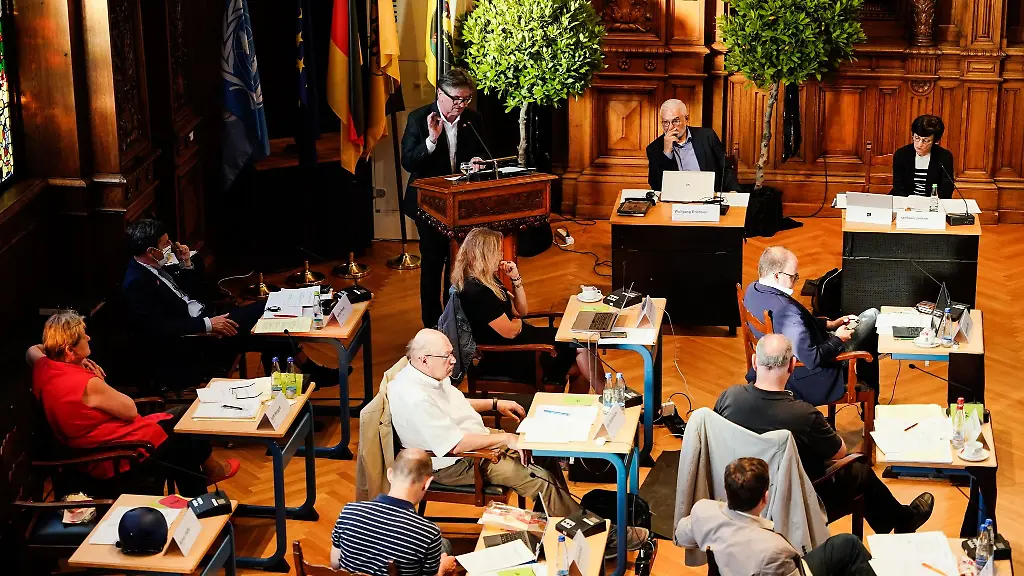 Manne-Lucha-oben-l-spricht-im-Gemeinderat-der-Stadt-Heidelberg