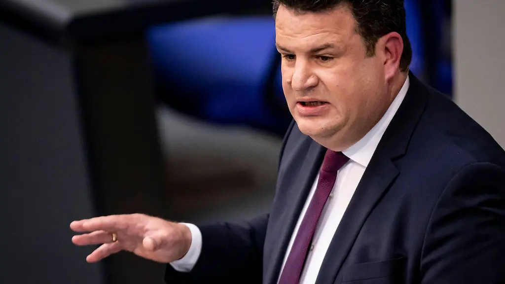 Bundesarbeitsminister-Hubertus-Heil-SPD-spricht-zum-Tagesordnungspunkt-Mindestlohn-geringfuegige-Beschaeftigung-im-Bundestag