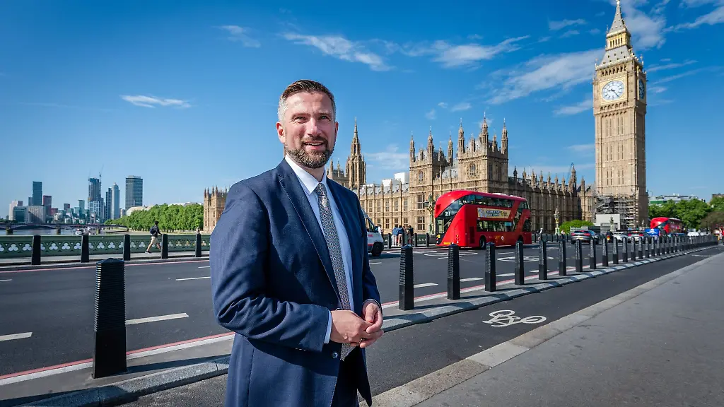 Martin-Dulig-Saechsischer-Wirtschaftsminister-steht-auf-der-Westminster-Bridge