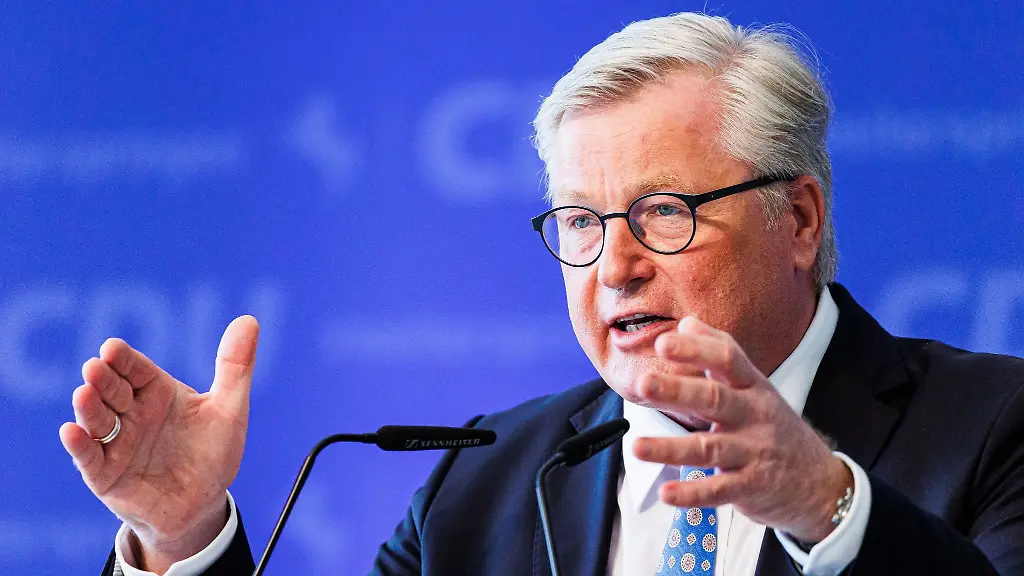 Bernd-Althusmann-spricht-auf-der-Landesdelegiertenversammlung-der-CDU-Niedersachsen