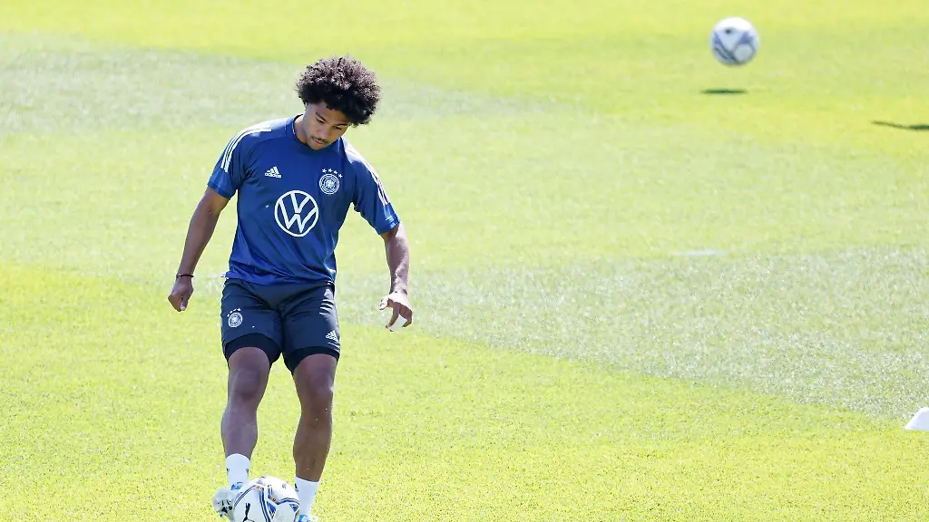 Serge-Gnabry-spielt-auf-dem-Trainingsplatz-in-Herzogenaurach-mit-dem-Ball
