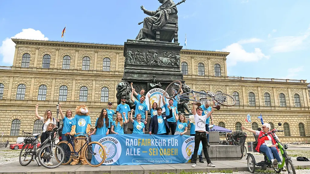 Aktivisten-und-Unterstuetzer-des-Volksbegehrens-Radentscheid-Bayern-stehen-am-Max-Joseph-Platz-fuer-ein-Gruppenfoto-zusammen
