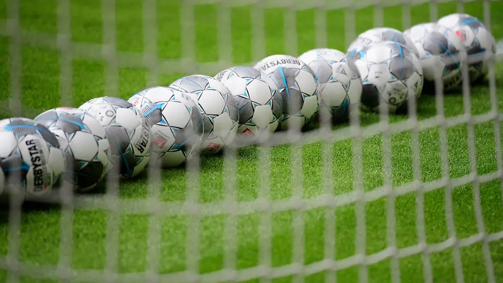 Fussbaelle-liegen-im-Tor