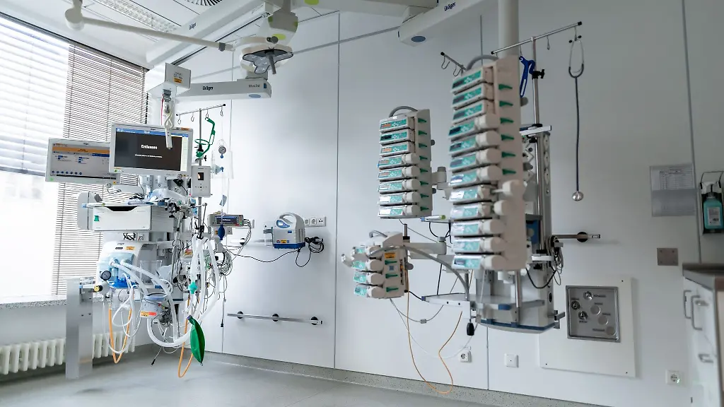 Geraete-stehen-und-haengen-in-einem-leeren-Zimmer-auf-einer-Corona-Intensivstation