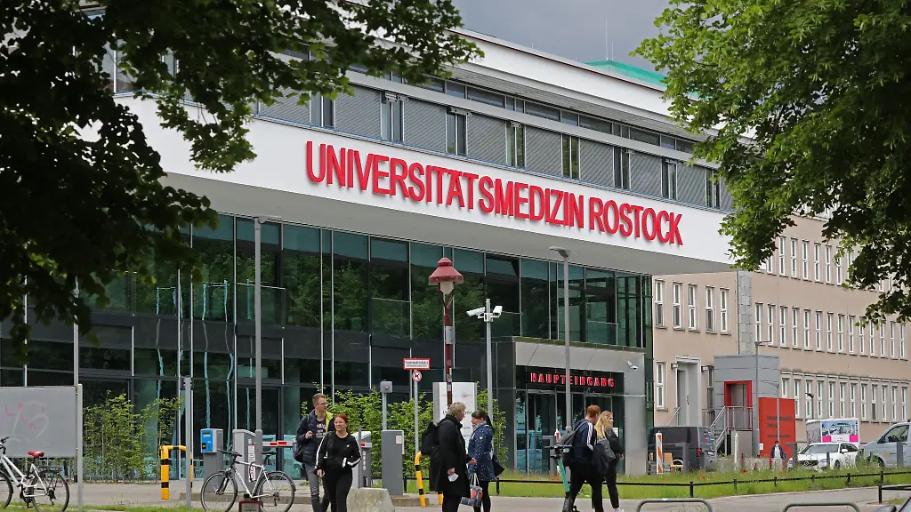 Passanten-stehen-vor-dem-Universitaeren-Notfallzentrum-UNZ-der-Universitaetsmedizin-Rostock