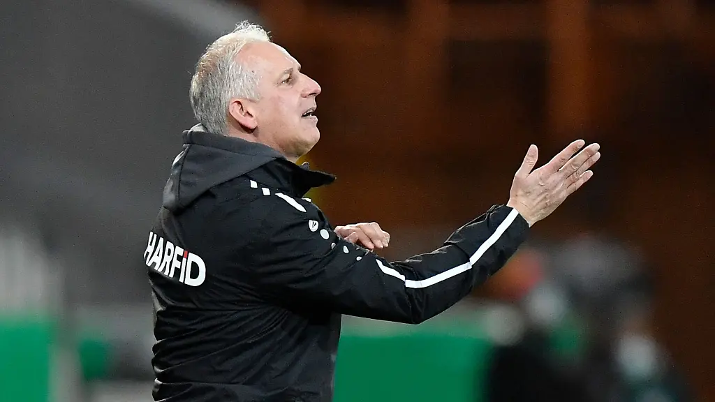 Trainer-Christian-Neidhart-gestikuliert