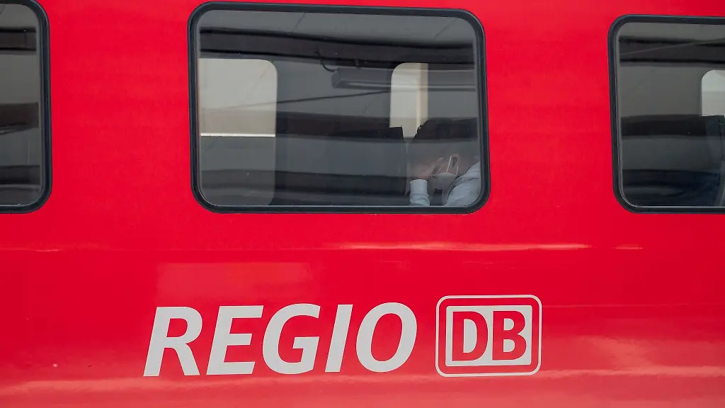 Ein-Junge-sitzt-im-Abteil-eines-Regio-Zuges-der-Bahn