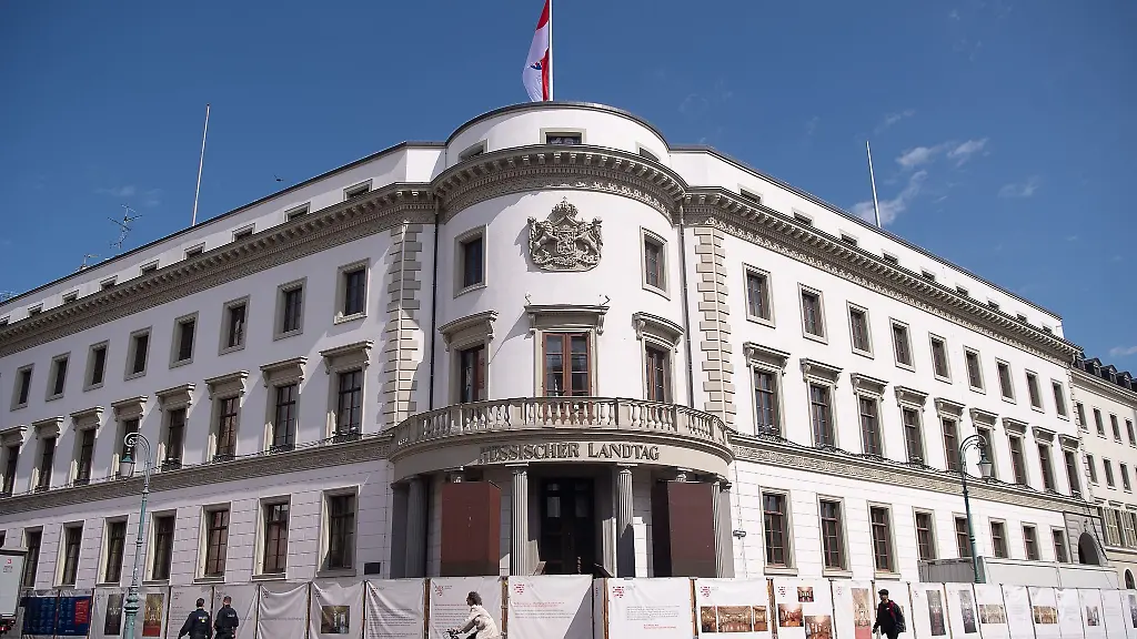 Die-Fahne-des-Bundeslandes-Hessen-weht-auf-dem-hessischen-Landtag