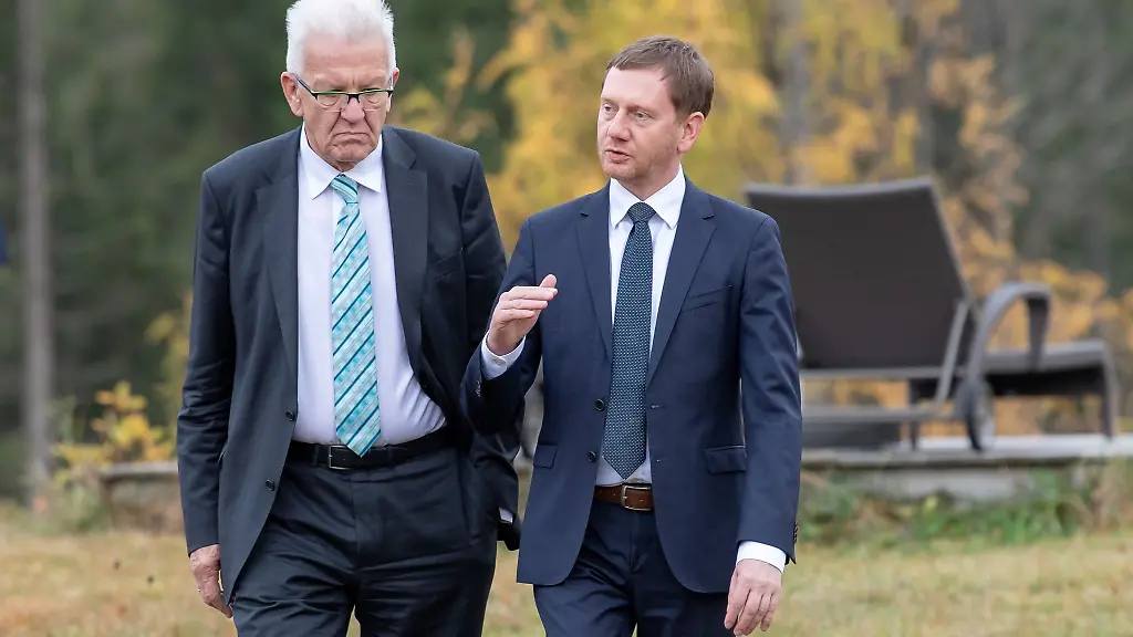 Die-Ministerpraesidenten-Winfried-Kretschmann-Gruene-l-und-Michael-Kretschmer-CDU