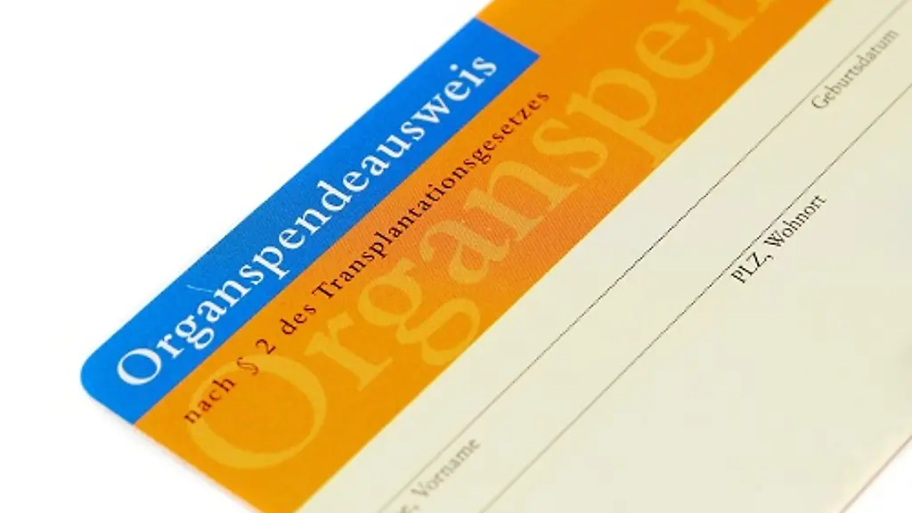 Ein-Organspendeausweis-liegt-auf-einem-Tisch