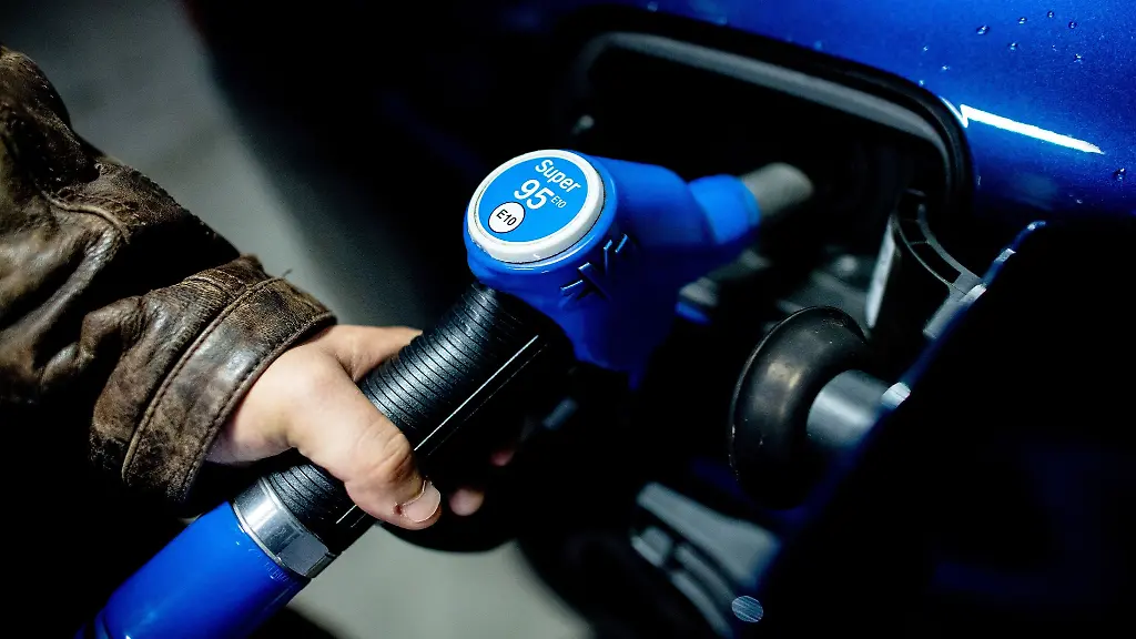 Ein-Mann-tankt-sein-Auto