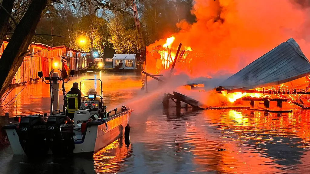 Dutzende-Bootsschuppen-brennen-in-Neubrandenburg-am-Tollensesee