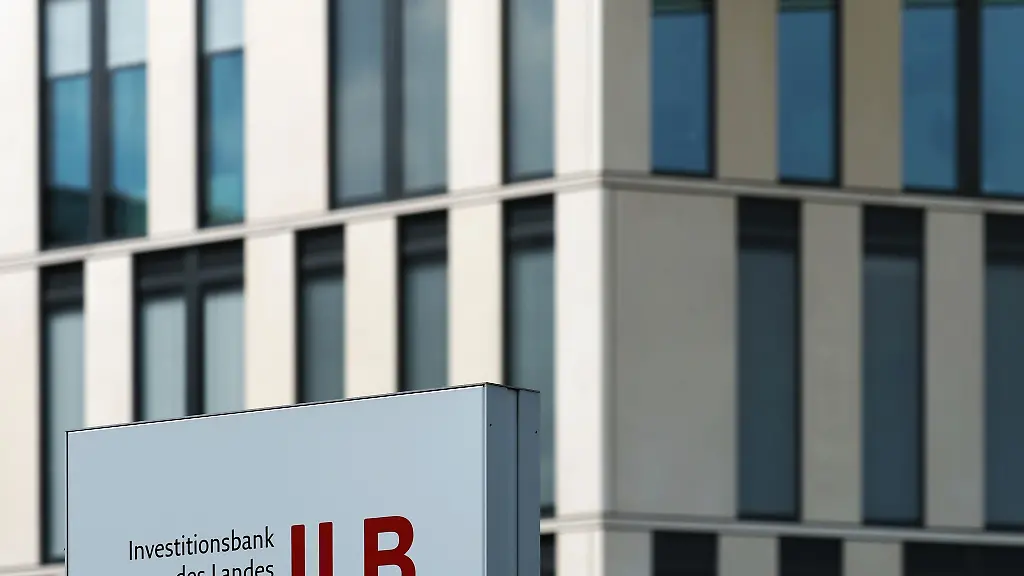 Eine-Hinweistafel-steht-nahe-dem-Eingang-zur-Investitionsbank-des-Landes-Brandenburg-ILB