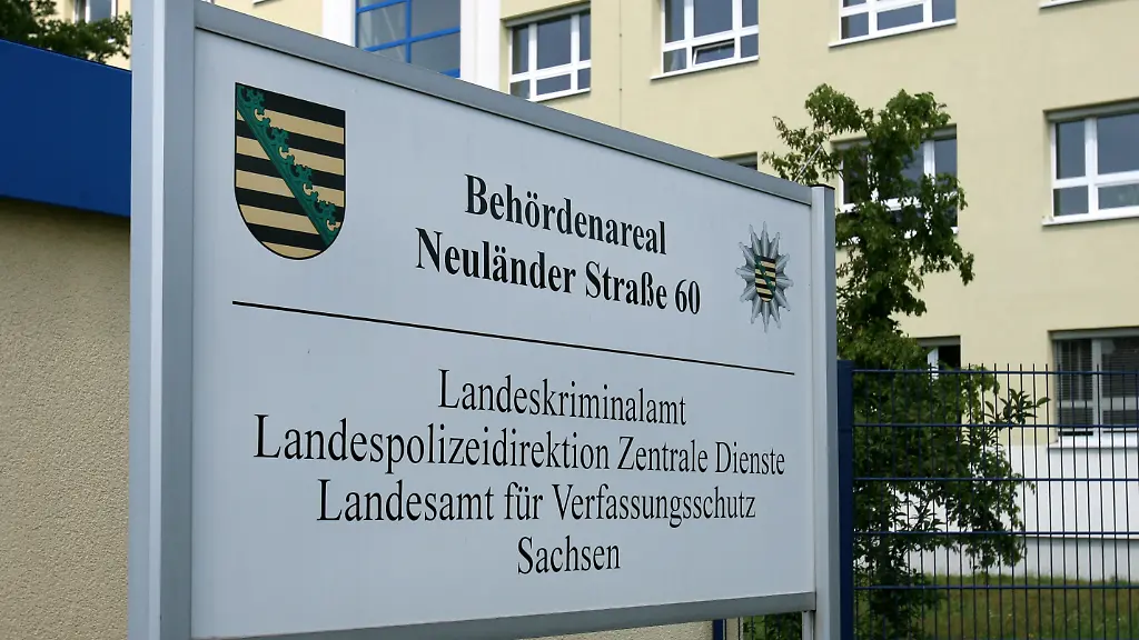 Der-Eingang-des-saechsischen-Verfassungsschutzes-wurde-von-einem-NPD-Politiker-bewacht