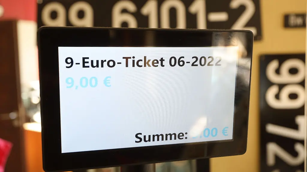 Auf-dem-Anzeigendisplay-einer-Kasse-wird-der-Preis-fuer-ein-9-Euro-Ticket-angezeigt
