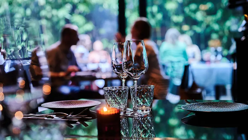 Gaeste-sitzen-im-Aussenbereich-eines-Restaurants