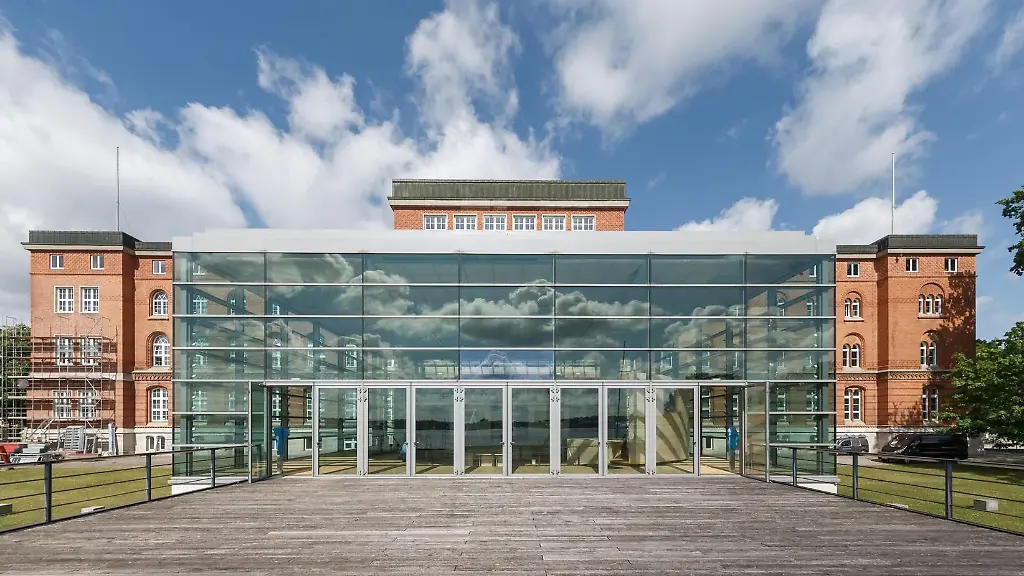 Blick-von-der-Kieler-Foerde-auf-den-Plenarsaal-des-Schleswig-Holsteinischen-Landtags