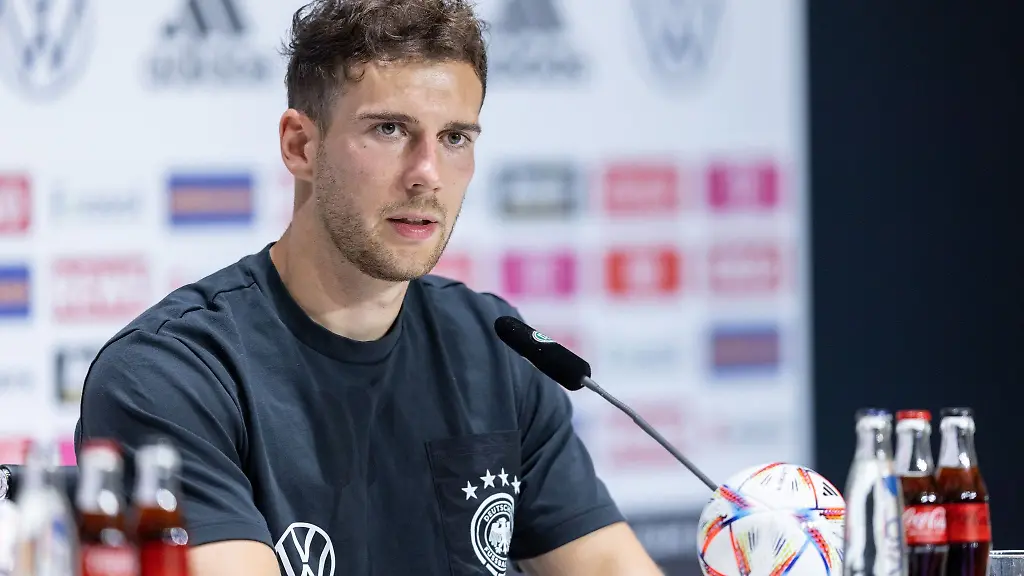 Leon-Goretzka-waehrend-einer-Pressekonferenz-nach-dem-Training