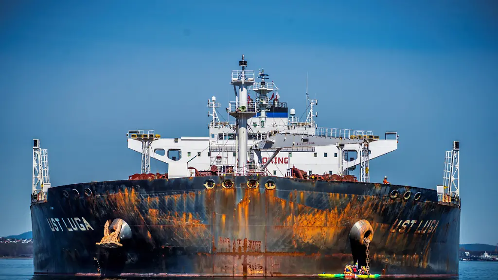 2022-04-25T135010Z-1618413254-RC2AUT9FY9GI-RTRMADP-3-UKRAINE-CRISIS-NORWAY-OIL