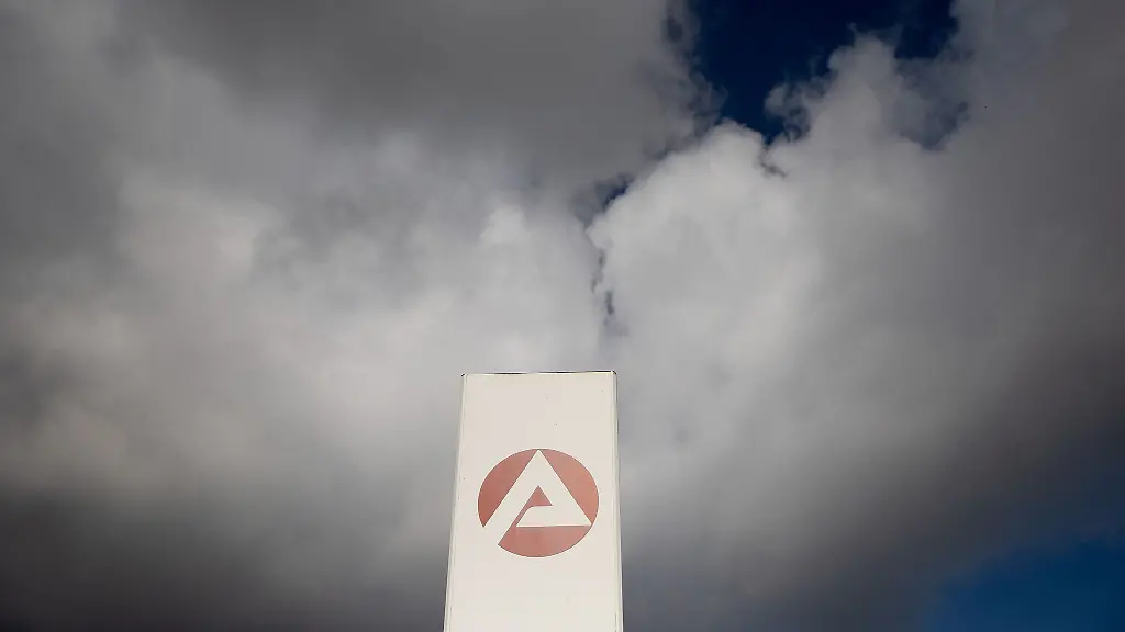 Wolken-ziehen-ueber-ein-Schild-der-Agentur-fuer-Arbeit