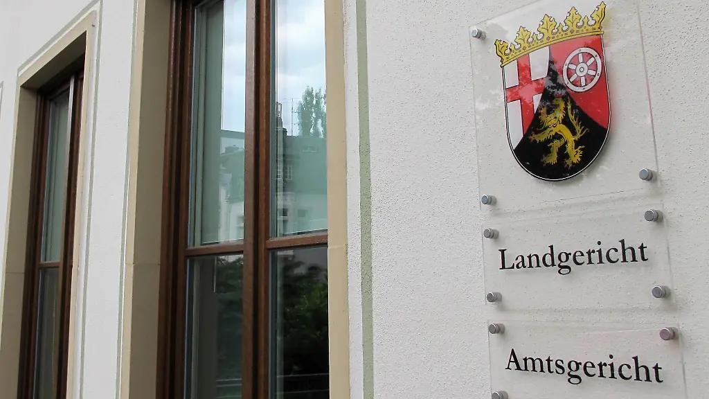 Ein-Schild-am-Landgericht-in-Trier