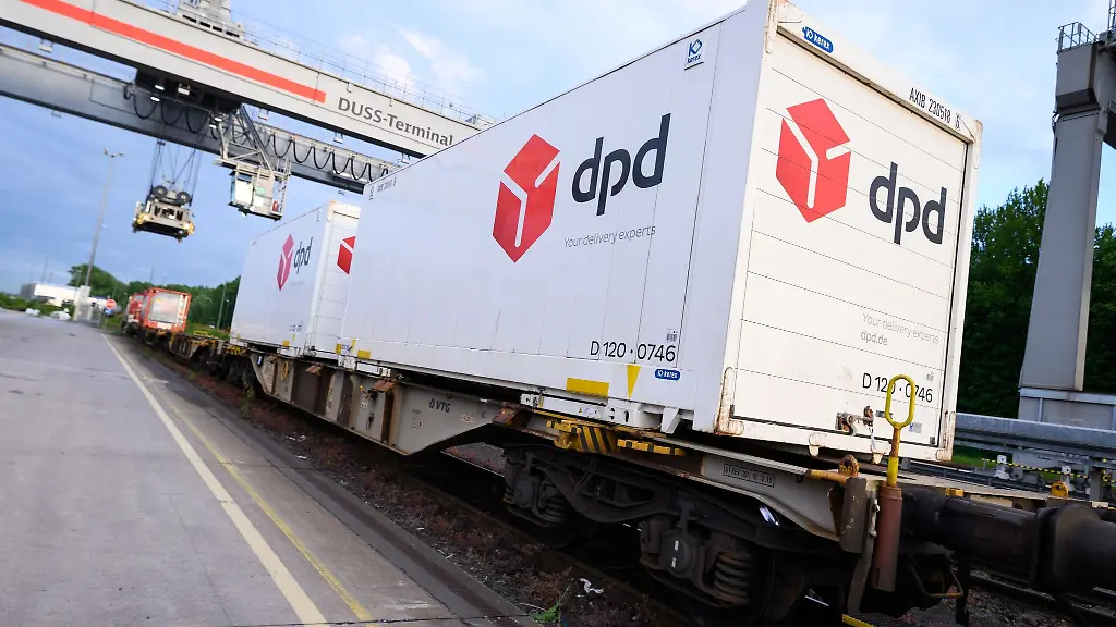 Die-zwei-ersten-DPD-Container-stehen-auf-einem-Gueterzug-im-DUSS-Terminal-Hamburg-Billwerder-Nach-der-Deutschen-Post-DHL-schickt-nun-auch-Konkurrent-DPD-einen-Teil-seiner-Pakete-ueber-die-Schiene-quer-durch-Deutschland