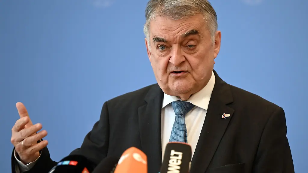 Herbert-Reul-CDU-Innenminister-von-Nordrhein-Westfalen-beantwortet-die-Fragen-von-Journalisten