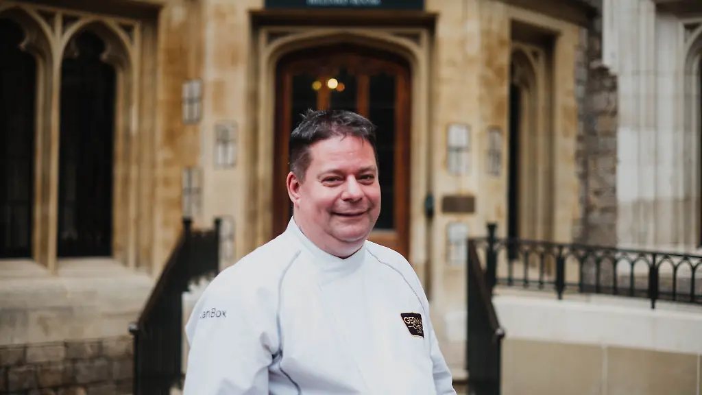 Royal-Chef-Stefan-Pappert-im-Innenhof-der-privaten-Gemaecher-von-Schloss-Windsor