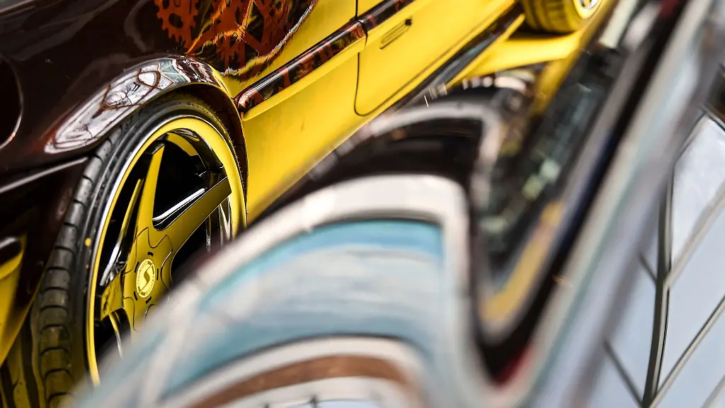 Ein-getunter-Opel-Calibra-l-steht-bei-der-Tuningworld-Bodensee-neben-einem-weiteren-Auto