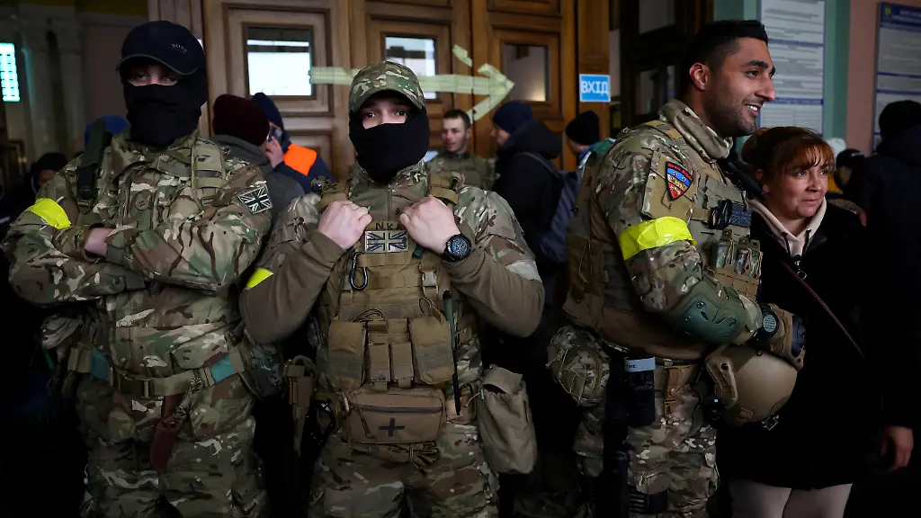 2022-03-07T200510Z-1547306387-RC2EWS9JS5H8-RTRMADP-3-UKRAINE-CRISIS-LVIV-FOREIGN-FIGHTERS