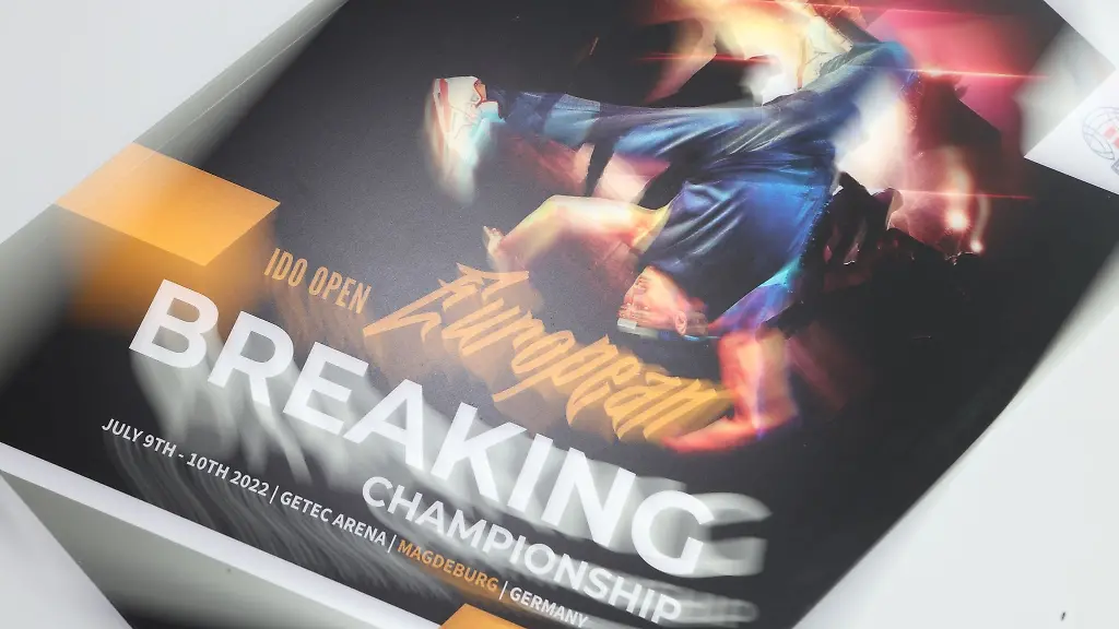 Eine-Broschuere-fuer-die-European-Breakdance-Championship-liegt-auf-einem-Tisch